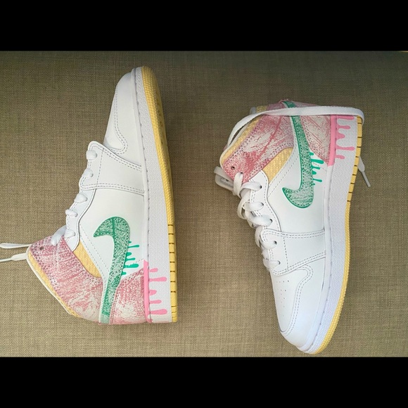 Air Jordan 1MID SE Arctic Punch